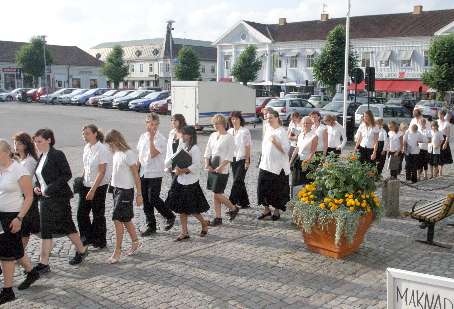 Chor vorm Einzug in die Ev. Kirche Kungsbacka auf dem Marktplatz