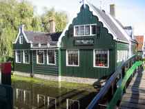 Huser an einer Gracht im Freilichtmuseum Zaanse Schans