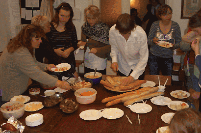 Chormitglieder beim Abendessen