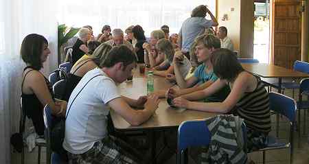 Chorfahrtteilnehmer vorm Mittagsmahl