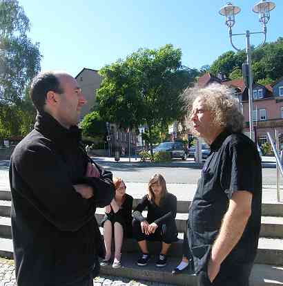 vorm Konzert Chormitglieder bei den letzten Minuten vorm Konzert