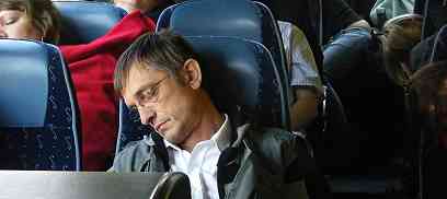 Busschlaf Ein Sänger des Chores schlafend im Bus