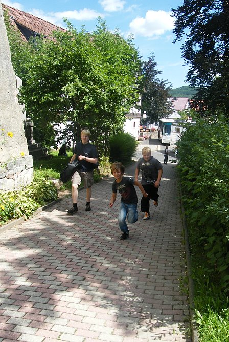 Aufstieg Chorfahrtteilnehmer begehen einen steilen Pfad