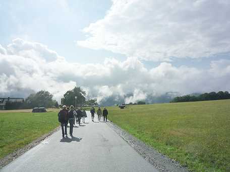 bewölkte Wanderung Wandergruppe auf bewölktem Feldweg