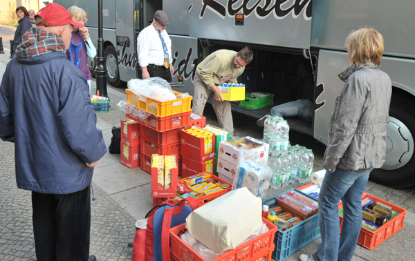 Verpflegungskisten vor den Busluken