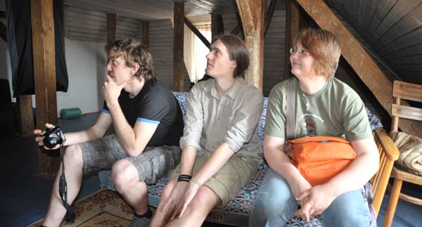 2 Chorfahrer auf einem Sofa im Quartier