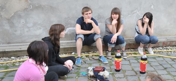 Chorfahrtteilnehmer am Straßenrand pausierend