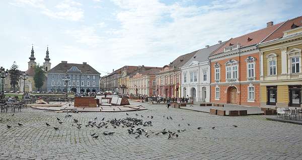 leerer Kleinstadtmarktplatz