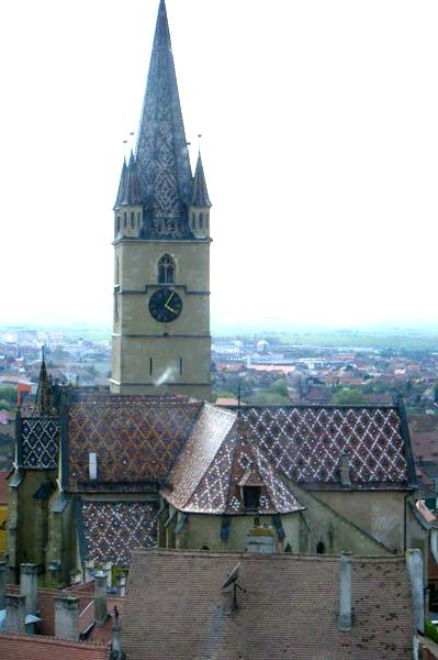 Skyline mit Kirche im Vordergrund