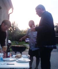 Chorfahrtteilnehmer beim Grillen