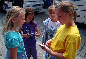 Eine Gruppe von Chorkindern vor den Bussen