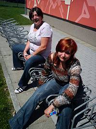 zwei Chorfahrtteilnehmerinnen im Fahrradständer sitzend