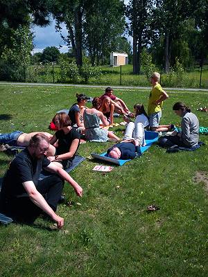 Chorfahrtteilnehmer auf Iso-Matten im Grünen