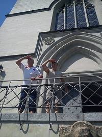 Zwei Chormitglieder scheun vom Kirchturm