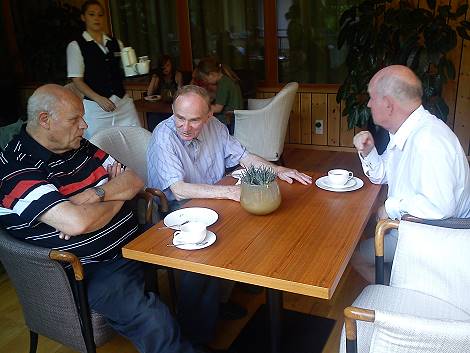 ältere Chorfahrer beim Kaffetrinken