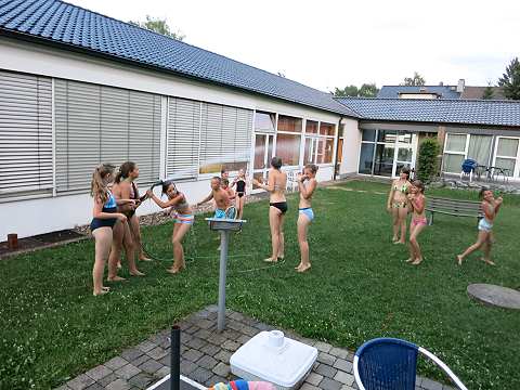 Kindergewusel unterm Gartenschlauch