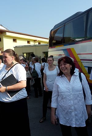Sänger in Chorkleidung auf dem Weg vom Bus zum Konzert