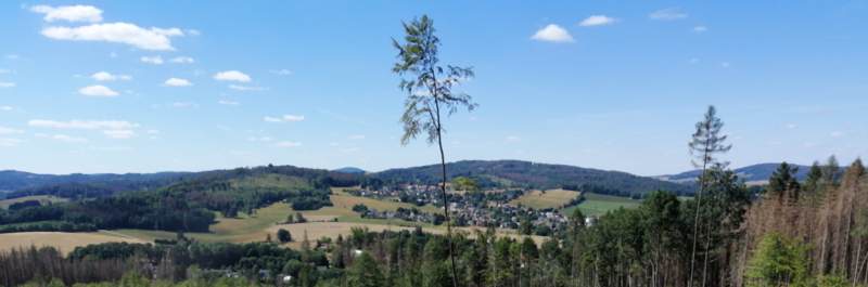 Hügeliges Panorama mit Ansiedlung